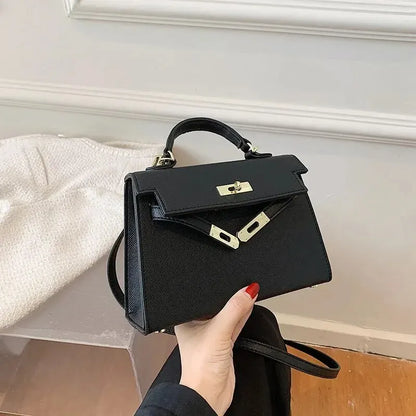 "Borsa donna elegante in stile Kelly, tracolla regolabile, texture lussuosa, colori bianco, cachi, marrone, nero, verde."