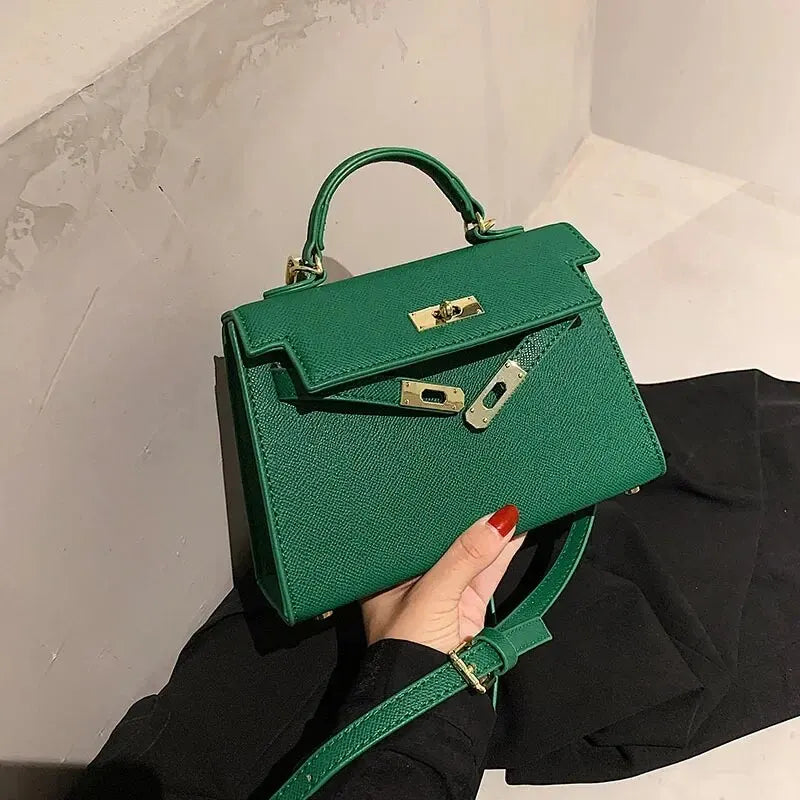 "Borsa donna elegante in stile Kelly, tracolla regolabile, texture lussuosa, colori bianco, cachi, marrone, nero, verde."