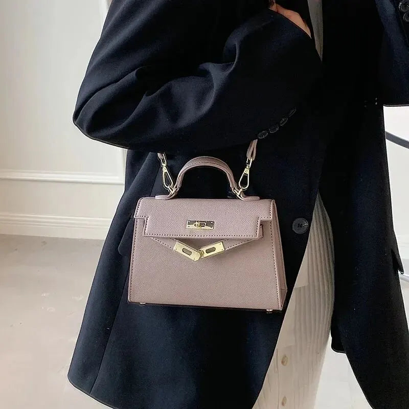 "Borsa donna elegante in stile Kelly, tracolla regolabile, texture lussuosa, colori bianco, cachi, marrone, nero, verde."