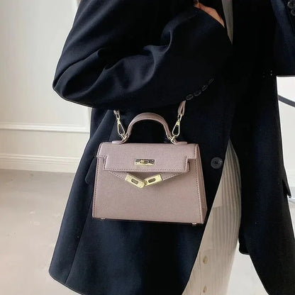 "Borsa donna elegante in stile Kelly, tracolla regolabile, texture lussuosa, colori bianco, cachi, marrone, nero, verde."
