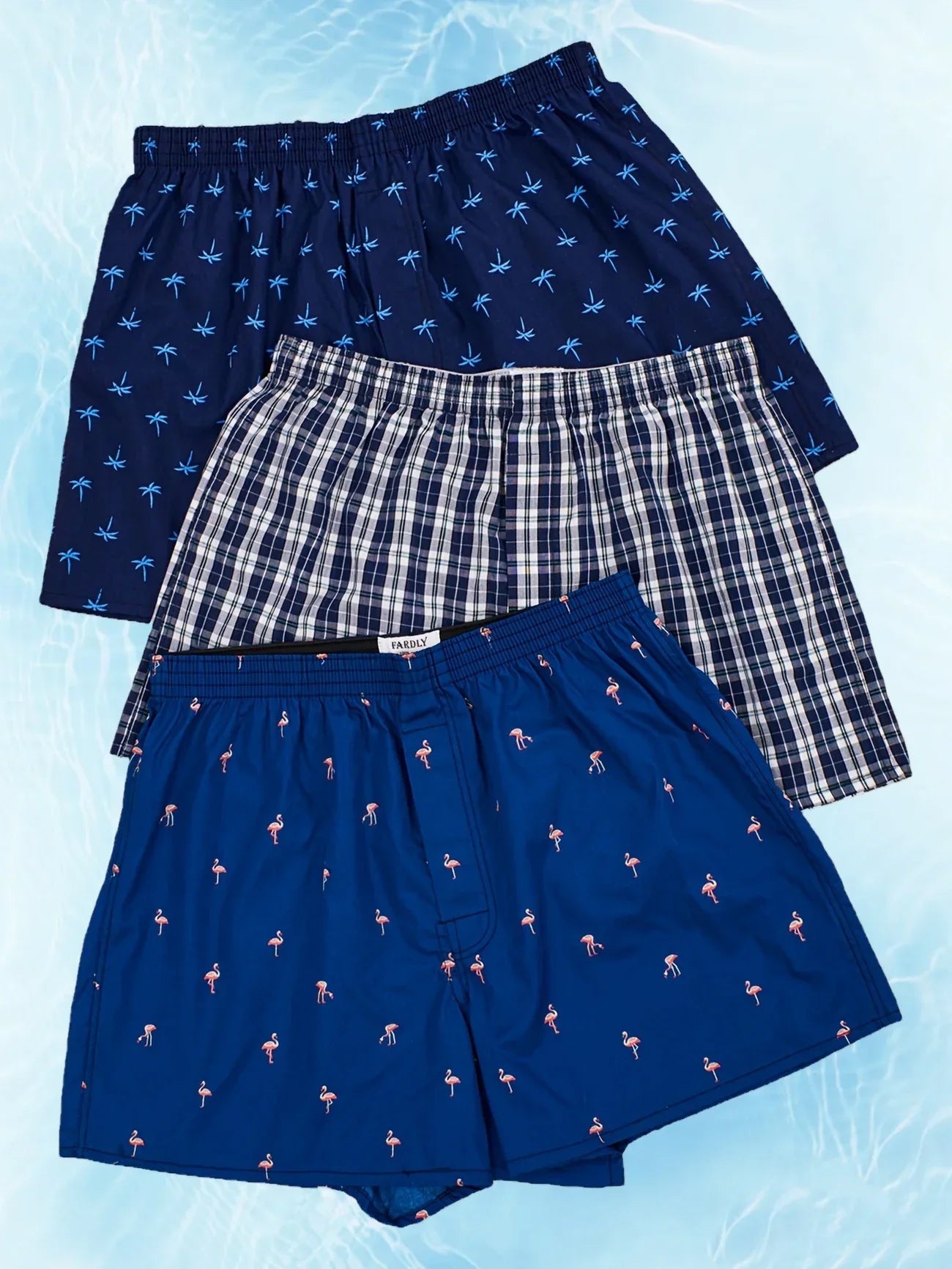 "Boxer uomo blu in cotone traspirante, fascia elastica per comfort e stile, fondo blu con stampe assortite, vista frontale."