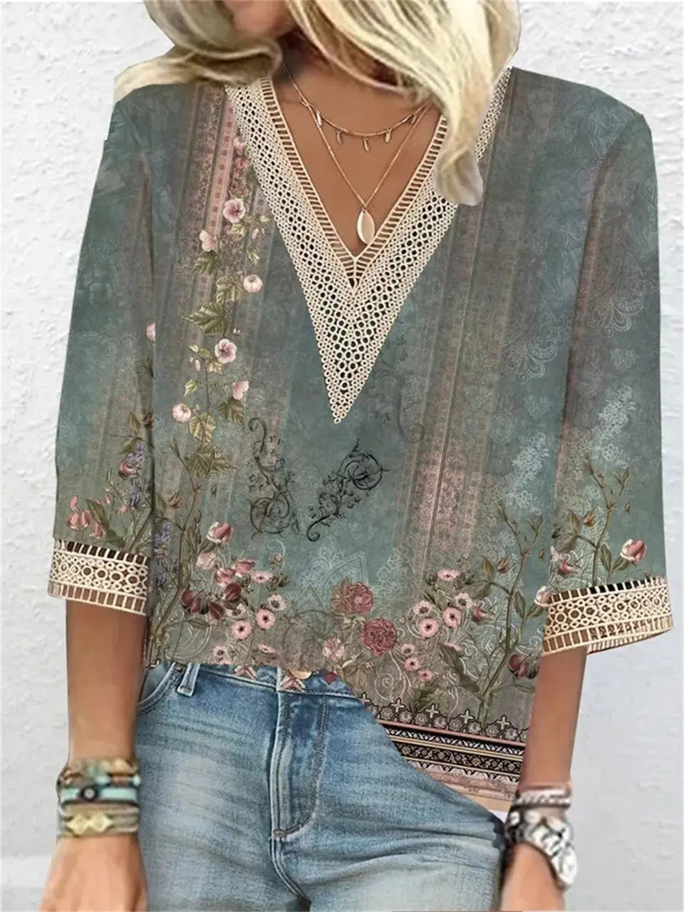 "Camicetta estiva donna con scollo a V, maniche leggere, design elegante in tessuto fluido. Perfetta per look casual e formal