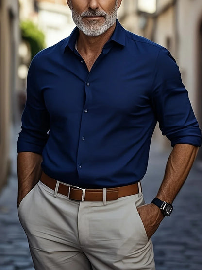 "Camicia business uomo senza pieghe, tessuto antipiega, elegante e slim in bianco, blu chiaro o nero, look sempre curato."