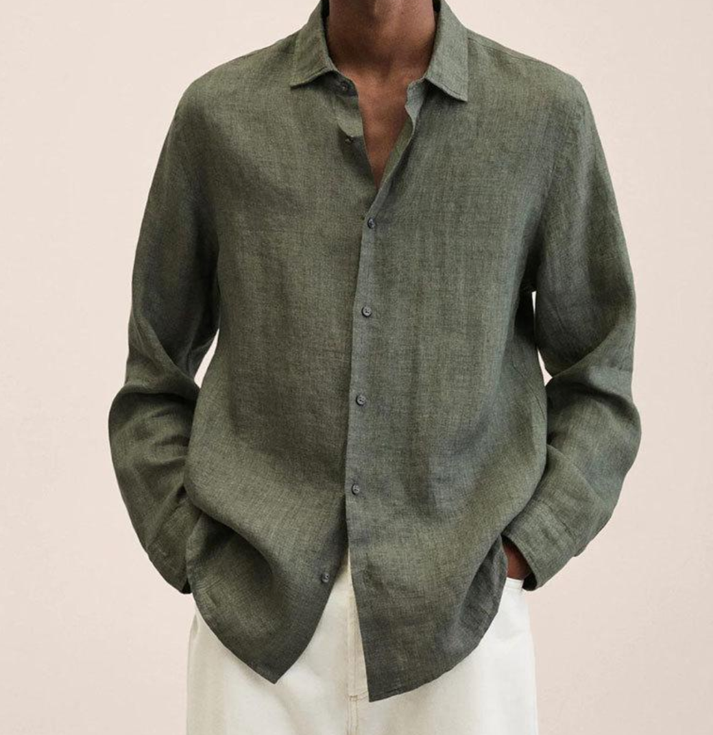 "Camicia classica uomo in lino bianco, maniche lunghe, traspirante e leggera, perfetta per look estivi eleganti e versatili."