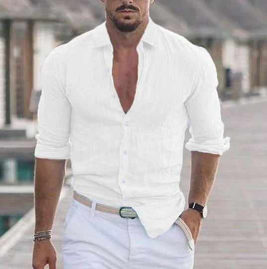 Camicia da uomo in lino estivo, colore bianco, design elegante con scollo classico, tessuto leggero e traspirante.