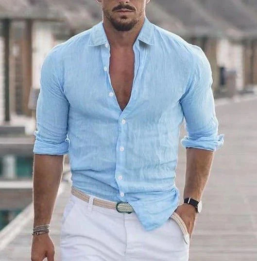 Camicia da uomo in lino estivo, colore bianco, design elegante con scollo classico, tessuto leggero e traspirante.