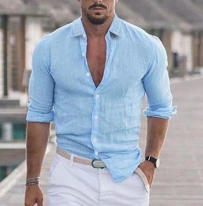 Camicia da uomo in lino estivo, colore bianco, design elegante con scollo classico, tessuto leggero e traspirante.