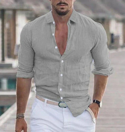 Camicia da uomo in lino estivo, colore bianco, design elegante con scollo classico, tessuto leggero e traspirante.