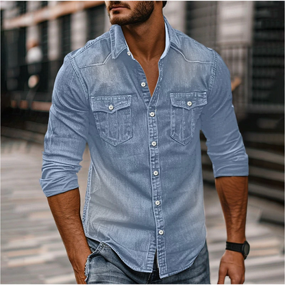 "Camicia denim uomo blu con colletto classic, tasche petto e vestibilità moderna, stile casual-elegante per ogni occasione."