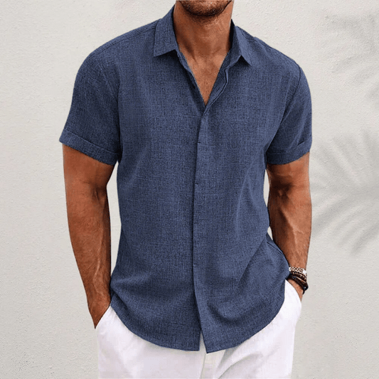 "Camicia uomo a maniche corte, tessuto leggero, design moderno, perfetta per giornate estive calde."