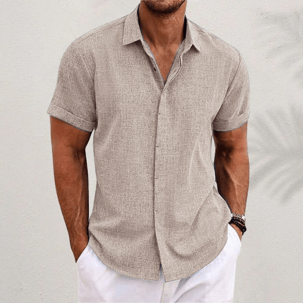 "Camicia uomo a maniche corte, tessuto leggero, design moderno, perfetta per giornate estive calde."
