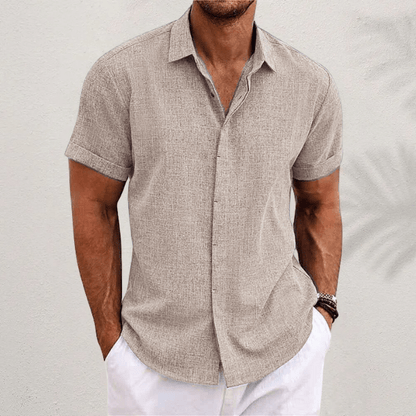 "Camicia uomo a maniche corte, tessuto leggero, design moderno, perfetta per giornate estive calde."
