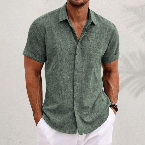 "Camicia uomo a maniche corte, tessuto leggero, design moderno, perfetta per giornate estive calde."