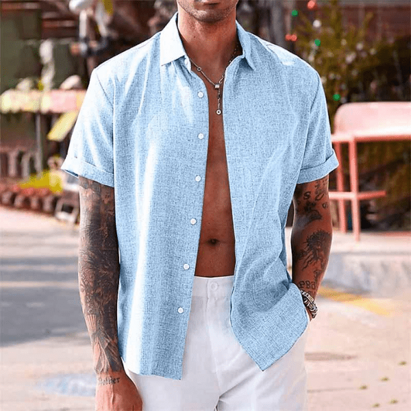 "Camicia uomo a maniche corte, tessuto leggero, design moderno, perfetta per giornate estive calde."