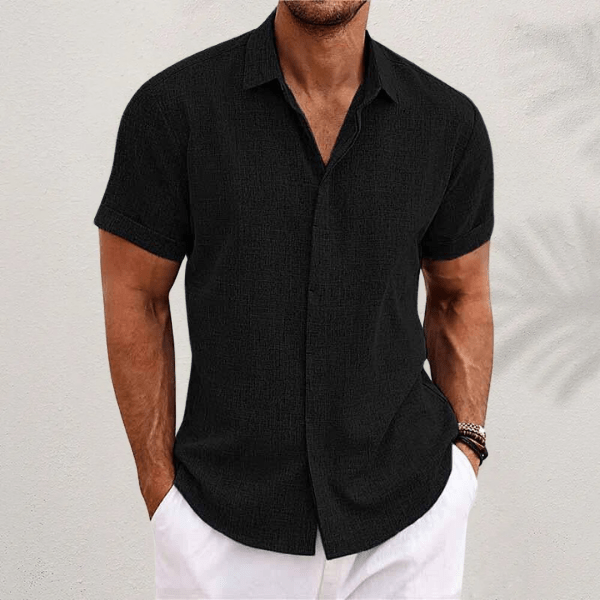 "Camicia uomo a maniche corte, tessuto leggero, design moderno, perfetta per giornate estive calde."
