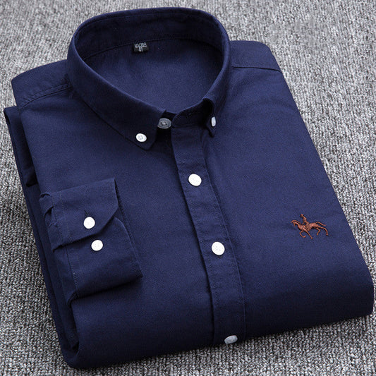 "Camicia uomo a quadri in cotone naturale traspirante, resistente e versatile, sfondo chiaro, dettagli eleganti e moderni."