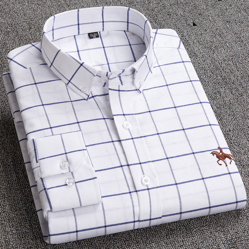 "Camicia uomo a quadri in cotone naturale traspirante, resistente e versatile, sfondo chiaro, dettagli eleganti e moderni."