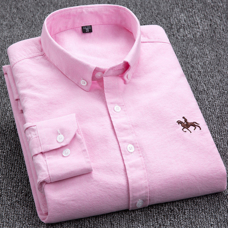 "Camicia uomo a quadri in cotone naturale traspirante, resistente e versatile, sfondo chiaro, dettagli eleganti e moderni."