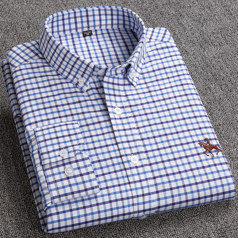 "Camicia uomo a quadri in cotone naturale traspirante, resistente e versatile, sfondo chiaro, dettagli eleganti e moderni."
