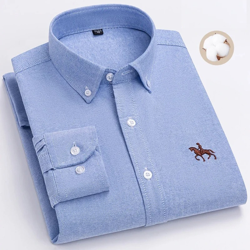 "Camicia uomo a quadri in cotone naturale traspirante, resistente e versatile, sfondo chiaro, dettagli eleganti e moderni."