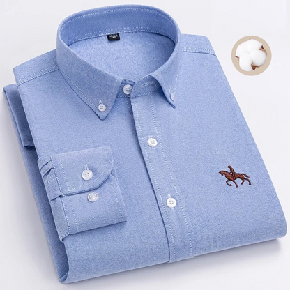 "Camicia uomo a quadri in cotone naturale traspirante, resistente e versatile, sfondo chiaro, dettagli eleganti e moderni."