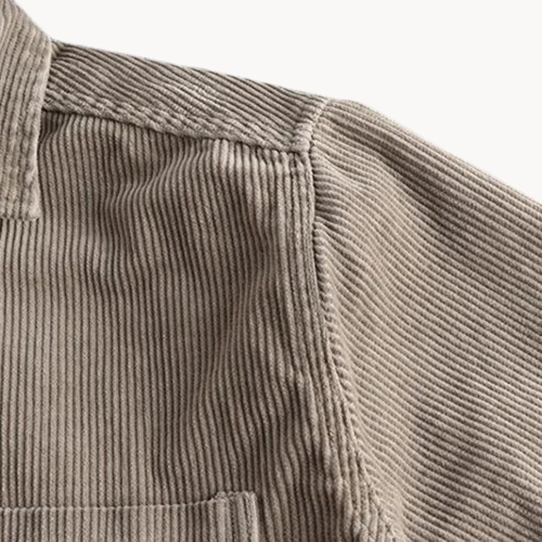"Camicia uomo corduroy arancione con tasche sul petto, stile classico da lavoro, tessuto morbido e testurizzato."