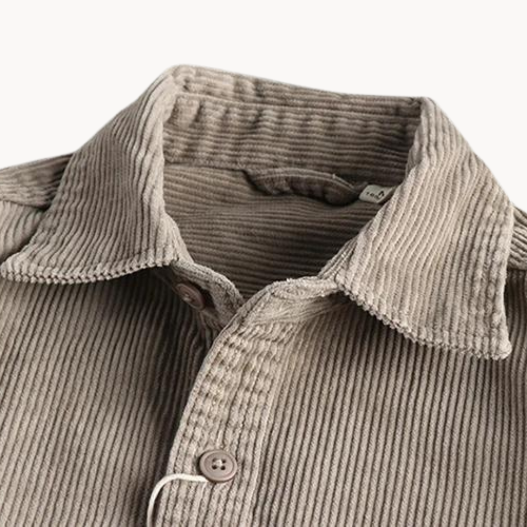 "Camicia uomo corduroy arancione con tasche sul petto, stile classico da lavoro, tessuto morbido e testurizzato."