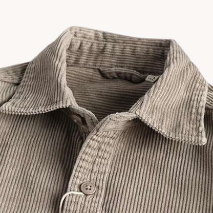 "Camicia uomo corduroy arancione con tasche sul petto, stile classico da lavoro, tessuto morbido e testurizzato."
