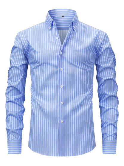 "Camicia uomo cotone righe eleganti, sfondo bianco con righe blu, vestibilità comoda, versatile per ogni occasione."