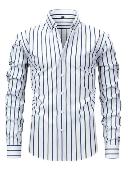 "Camicia uomo cotone righe eleganti, sfondo bianco con righe blu, vestibilità comoda, versatile per ogni occasione."