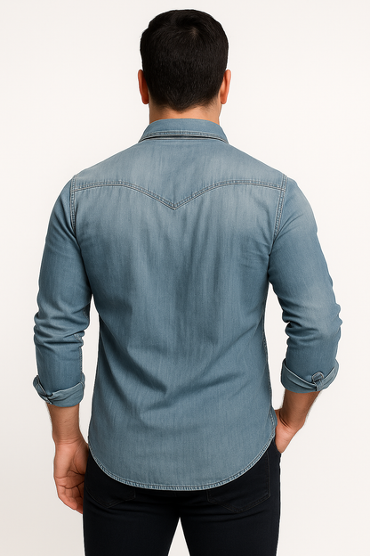 "Camicia uomo denim blu fronte, design classico elegante, ideale per look casual intramontabile, materiale resistente."