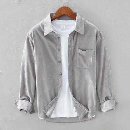 "Camicia uomo velluto rétro elegante in grigio, colletto classico, texture morbida, ideale per inverno, stile sofisticato."