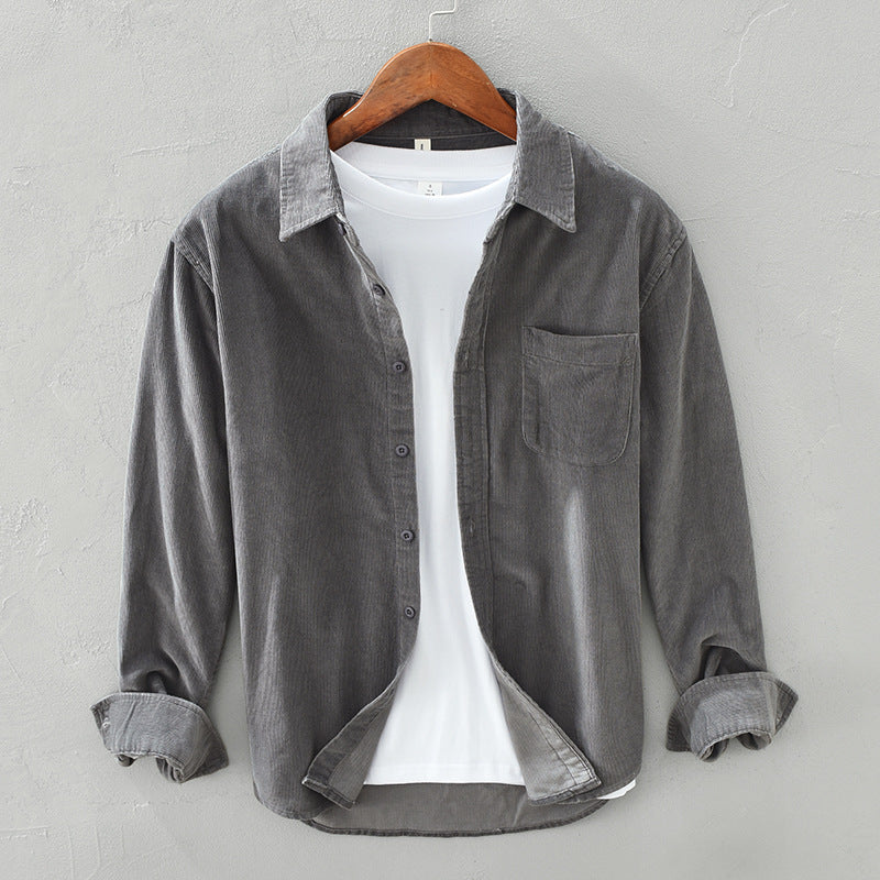 "Camicia uomo velluto rétro elegante in grigio, colletto classico, texture morbida, ideale per inverno, stile sofisticato."