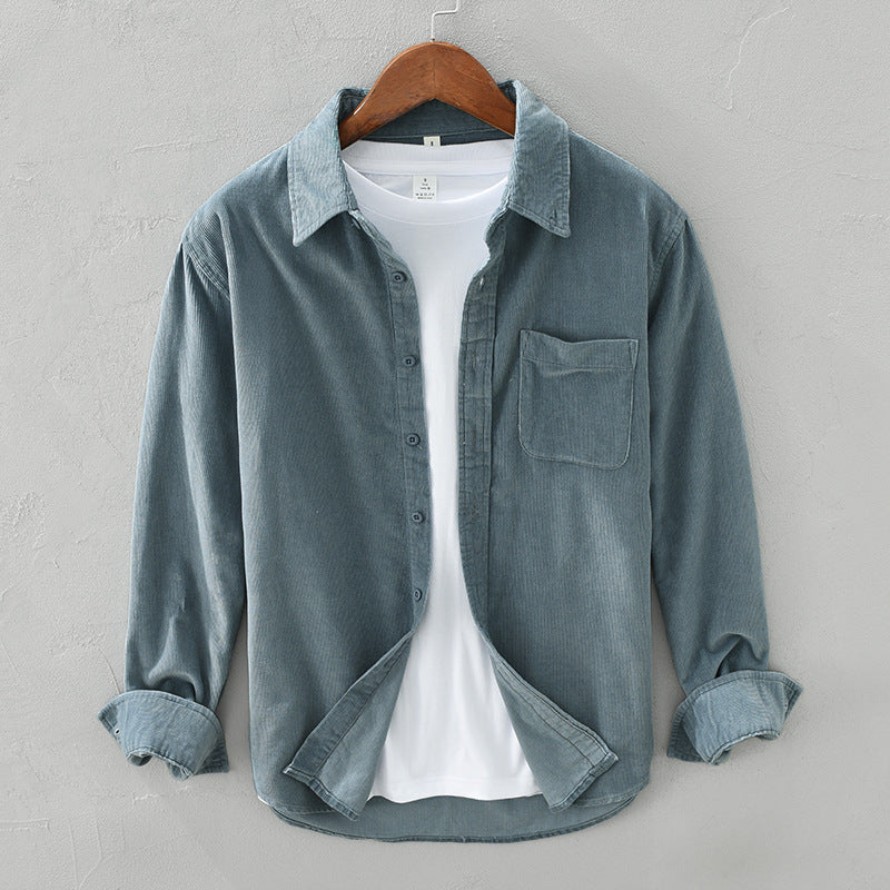 "Camicia uomo velluto rétro elegante in grigio, colletto classico, texture morbida, ideale per inverno, stile sofisticato."