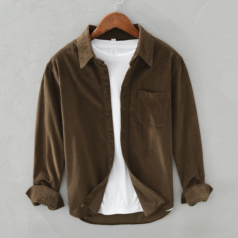"Camicia uomo velluto rétro elegante in grigio, colletto classico, texture morbida, ideale per inverno, stile sofisticato."