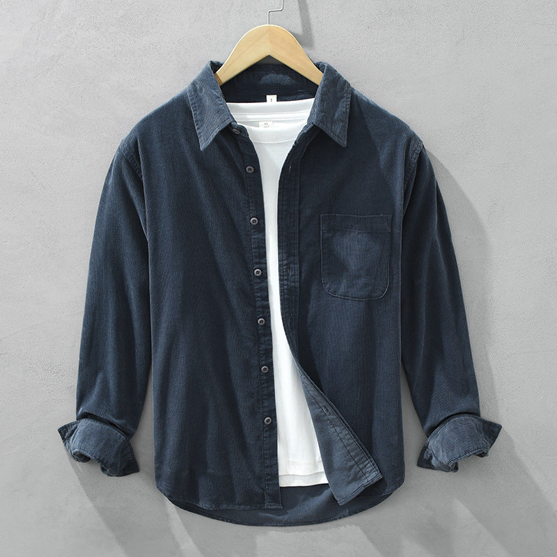 "Camicia uomo velluto rétro elegante in grigio, colletto classico, texture morbida, ideale per inverno, stile sofisticato."
