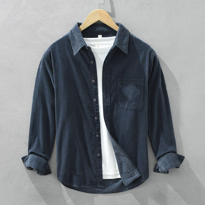 "Camicia uomo velluto rétro elegante in grigio, colletto classico, texture morbida, ideale per inverno, stile sofisticato."