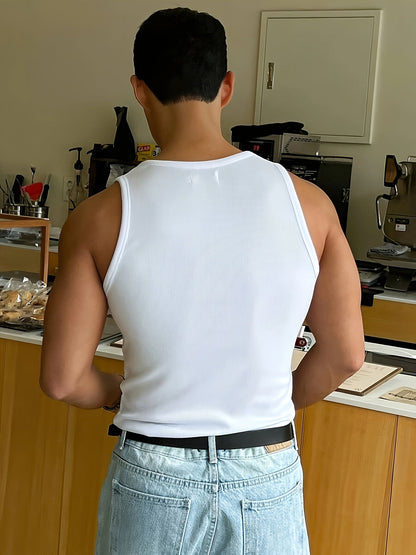 "Canotta uomo estiva traspirante, colore neutro, design minimalista slim fit per look casual e sportivo, vista frontale."