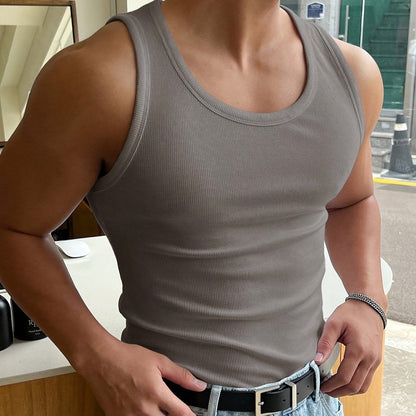 "Canotta uomo estiva traspirante, colore neutro, design minimalista slim fit per look casual e sportivo, vista frontale."