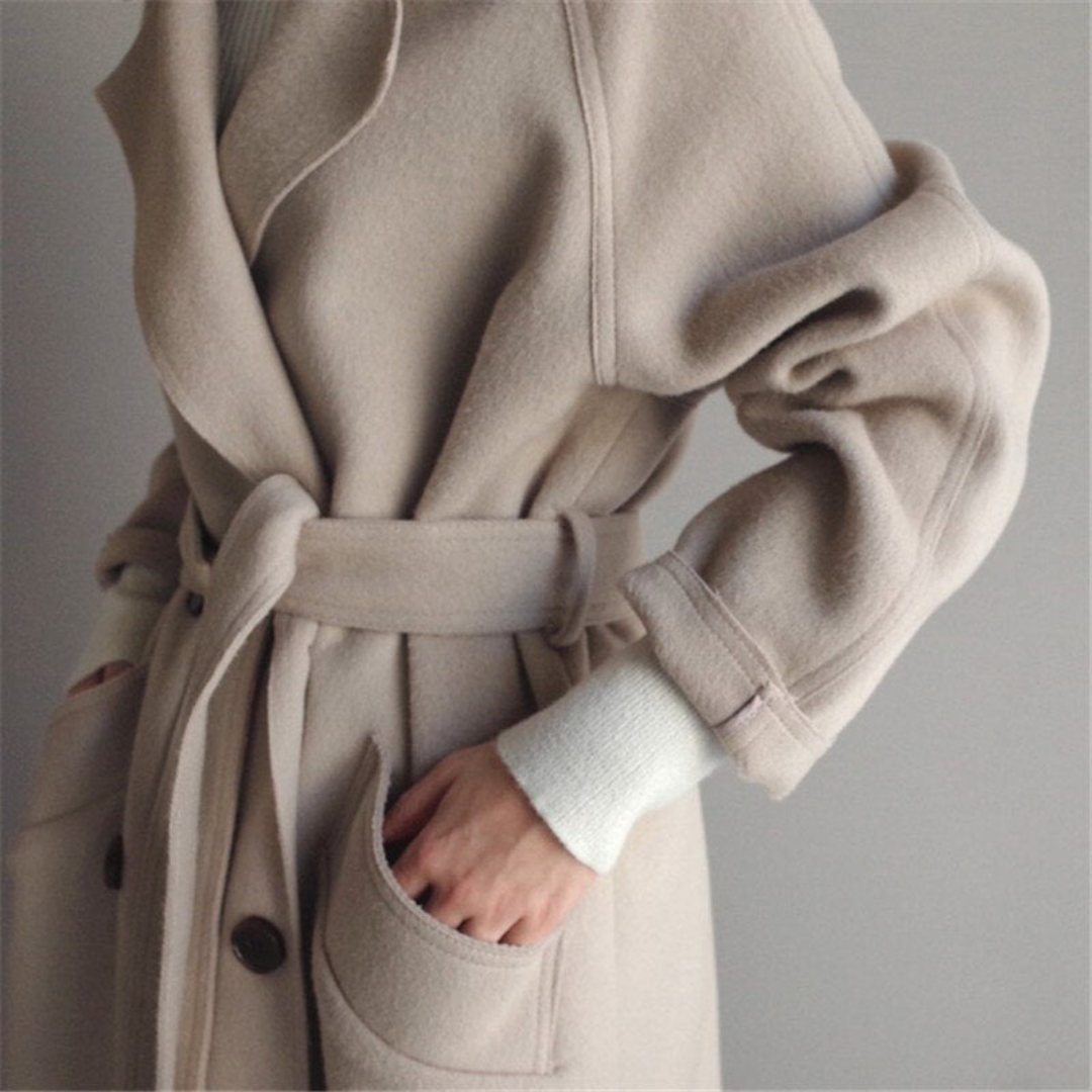 Cappotto classico donna in lana morbida, elegante e caldo, ideale per l'autunno/inverno, con fodera setosa e design senza tem
