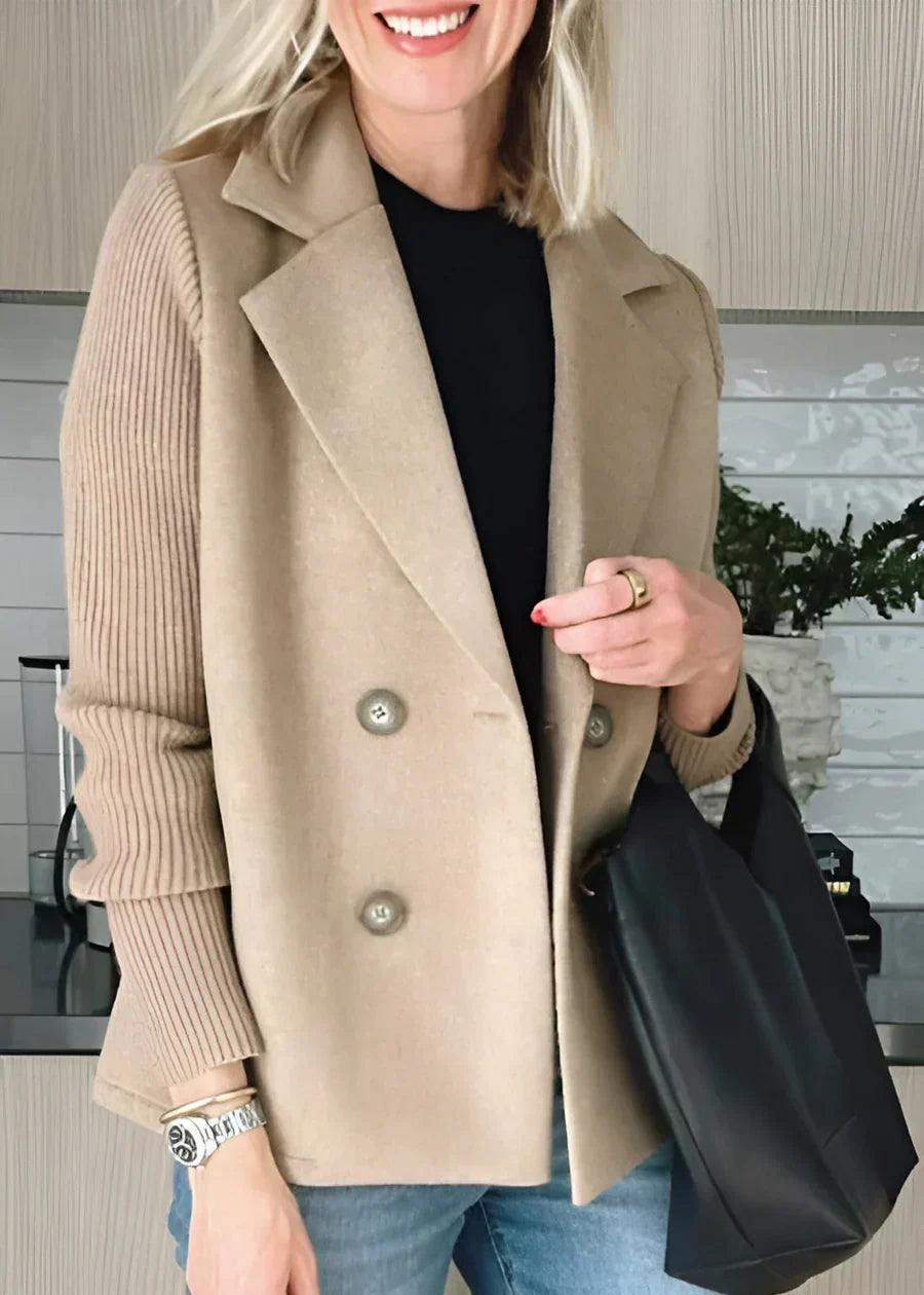 "Cappotto donna elegante invernale, taglio frontale, materiale caldo, design raffinato, disponibile in vari colori."