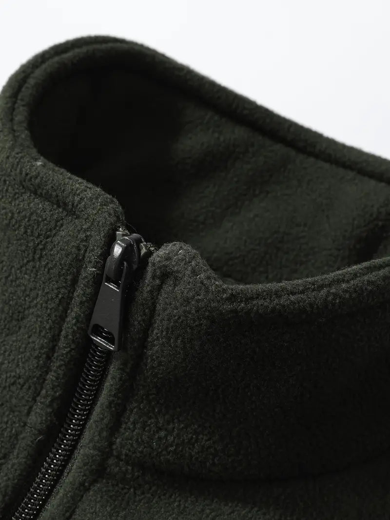 "Cardigan unisex in pile grigio chiaro con maniche lunghe, ideale per trekking e avventure outdoor in climi freschi."
