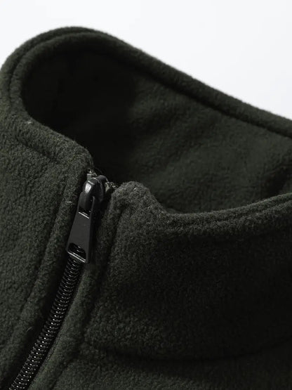 "Cardigan unisex in pile grigio chiaro con maniche lunghe, ideale per trekking e avventure outdoor in climi freschi."