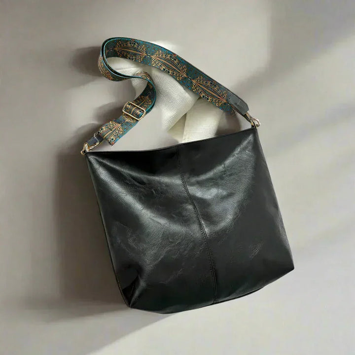Chic retro women's vintage shoulder bag, perfect daily carry fashion accessory with classic design and timeless style.
