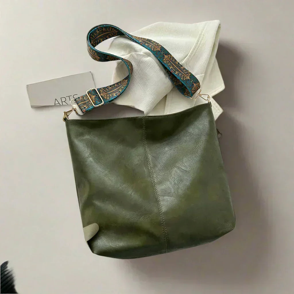 Versatile women's vintage shoulder bag in a retro style. Ideal classic chic daily carry or crossbody handbag.