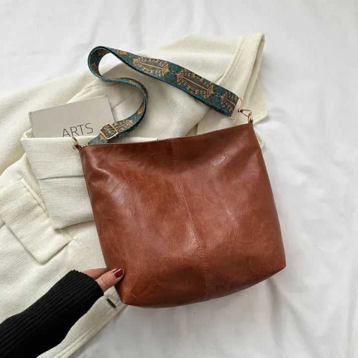 Stylish women's vintage shoulder bag featuring a unique retro design. A classic chic fashion accessory for daily use.