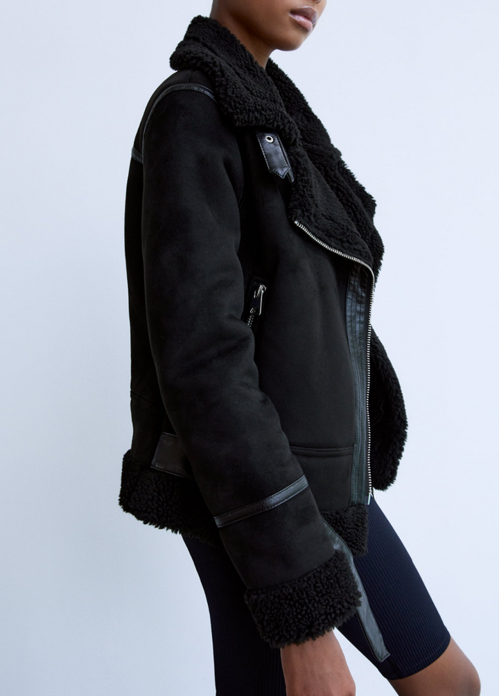 Adjustable fit women's chic jacket, perfect for everyday style. Versatile outerwear in a modern design.