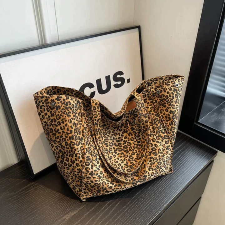 Chic women's leopard print handbag, a stylish tote bag for everyday fashion.