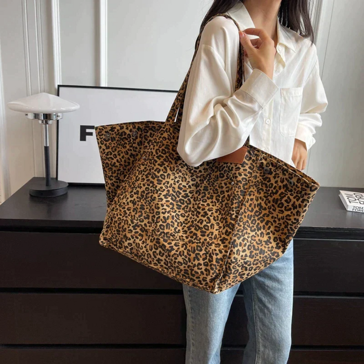 Elegant women's leopard print shoulder bag, a fashionable and spacious tote for accessories.