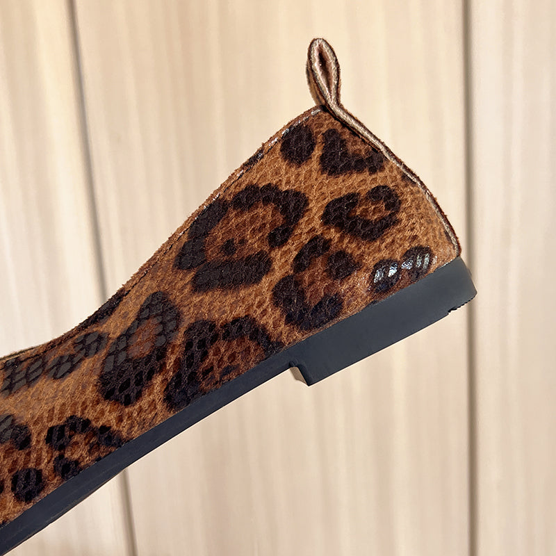 Elegant women's leopard print slip-on flats, ideal for a chic & comfortable everyday look.